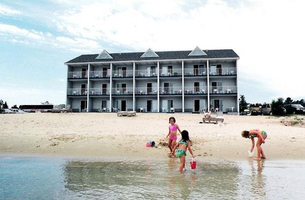 Ramada By Wyndham Mackinaw City Waterfront Exterior foto